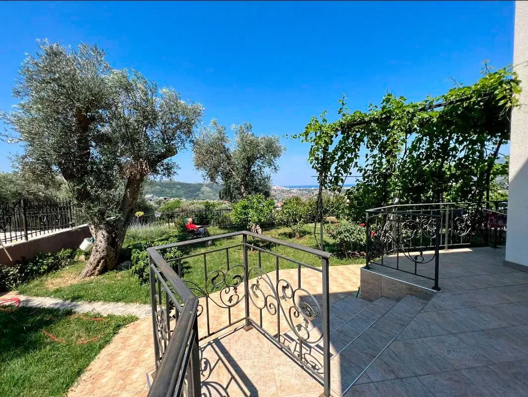 Двухэтажный дом с тремя спальными комнатами и большим участком в Баре